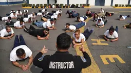 Petugas kepolisian Meksiko melakukan latihan di unit kepolisian di Mexico City (11/12/2019). Di negara ini dimana 75 persen orang dewasa memiliki kelebihan berat badan atau obesitas. (AFP Photo/Rodrigo Arangua)