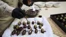 Wanita Palestina bernama Sojood Silwadi membuat kurma berlapis cokelat di rumahnya di Kota Nablus, Tepi Barat, 15 November 2020. Silwadi (26) merintis proyeknya setahun lalu. (Xinhua/Ayman Nobani)