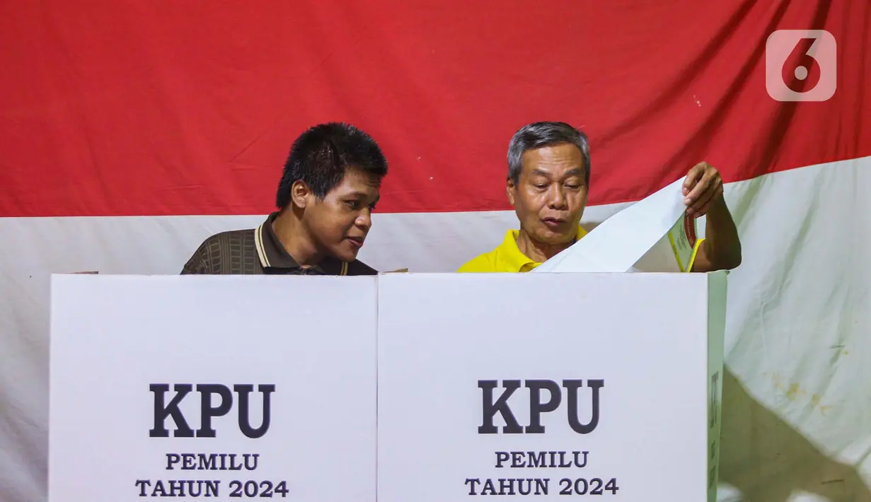 Warga melakukan pencoblosan surat suara pada pemilu 2024 susulan di wilayah Kelurahan Larangan Utara, Kecamatan Larangan, Kota Tangerang, Banten, Minggu (18/2/2024). (Liputan6.com/Angga Yuniar)