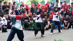 Perempuan Betawi  memperagakan gerakan Silat Betawi di Kawasan Senayan, Jakarta, Minggu (8/11/2015). Kegiatan ini merupakan  bagian dari Silahturahmi Main Pukul Betawi. (Bola.com/Nicklas Hanoatubun)