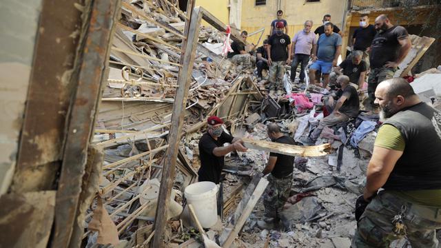 FOTO: Proses Pencarian Korban Ledakan Besar di Beirut Lebanon