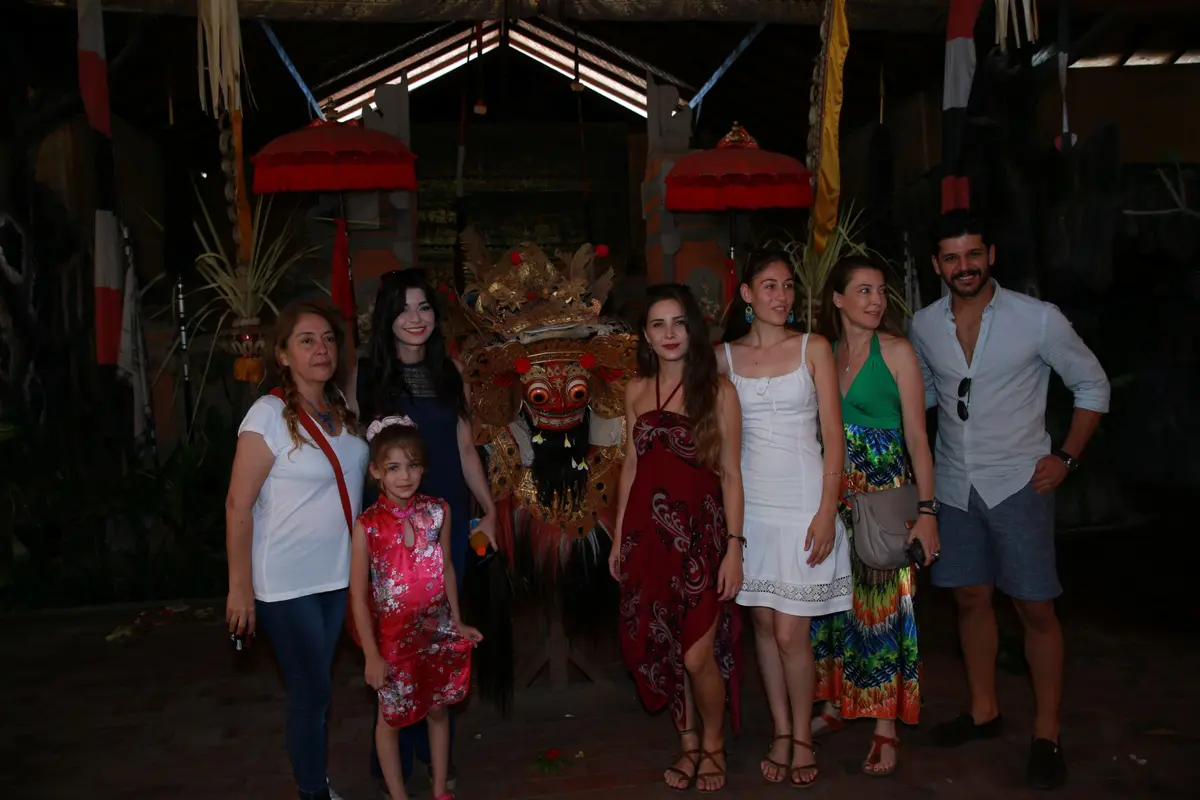 [Bintang] Pemain Elif Pose Bersama Barong