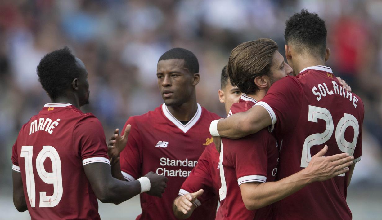 Para pemain Liverpool, merayakan gol yang dicetak Georginio Wijnaldum ke gawang Hertha BSC pada laga persahabatan di Stadion Olympia, Berlin, Sabtu (29/7/2017). Hertha kalah 0-3 dari Liverpool. (AP/Soeren Stache)