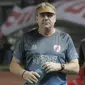 Pelatih PSM Makassar, Robert Rene Alberts, saat pertandingan melawan Persib Bandung pada laga lanjutan Liga 1 di Stadion GBLA, Bandung, Rabu, (5/7/2017). Persib menang 2-1. (Bola.com/M Iqbal Ichsan)