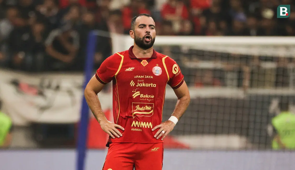Jordi Amat saat bermain dalam laga persahabatan Persija Jakarta melawan Arema FC yang diselenggarakan di markas kebanggaan Macan Kemayoran, Jakarta International Stadium (JIS), Sabtu (26/7/2025). (Bola.com/Abdul Aziz)