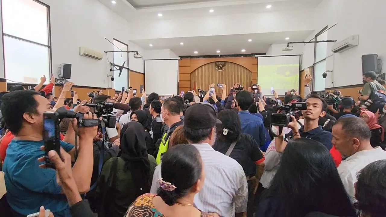 Pemandangan penuh sesak para pendukung Richard Eliezer atau Bharada E terlihat di hari jelang sidang pembacaan vonis di Pengadilan Negeri Jakarta Selatan