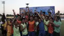 Pemain PSIS merayakan gelar juara Piala Polda Jateng di Stadion Jatidiri, Semarang, Minggu (2/8/2015). (Bola.com/Vincensius Sawarno)