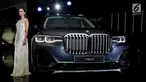 Model berpose di mobil First-Ever BMW X7 saat peluncuran di Jakarta, Senin (15/7/2019). BMW Indonesia meluncurkan varian All-New BMW X7 xDrive40i Pure Excellence dilengkapi dengan mesin 6-silinder 3.0-liter BMW TwinPower Turbo bertenaga 340 hp dan torsi hingga 450 Nm. (Liputan6.com/Fery Pradolo)