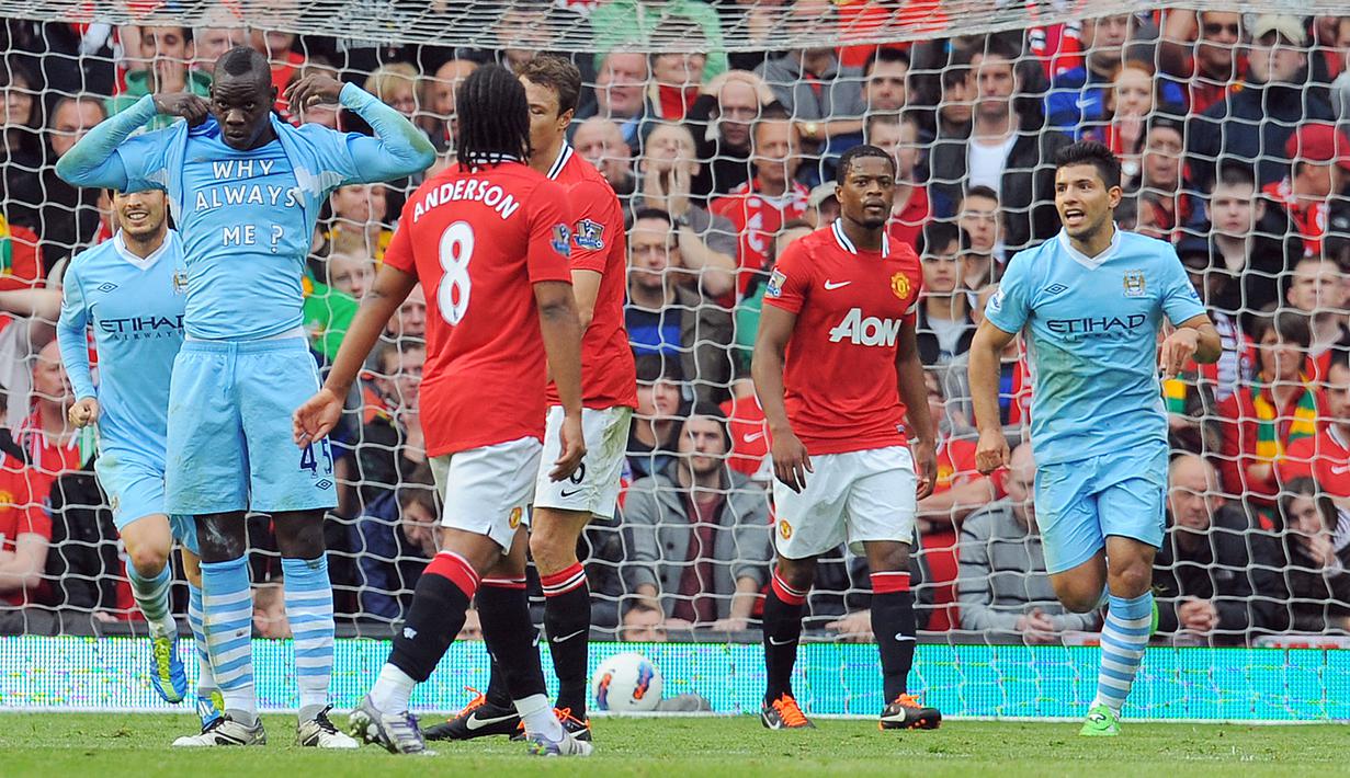 6-1. Kemenangan terbesar Manchester City atas tuan rumah MU di abad ke-21 ini terjadi di pekan ke-9 Liga Inggris musim 2011/2012, 23 Oktober 2011. Mario Balotelli dan Edin Dzeko masing-masing mencetak dua gol, ditambah Sergio Aguero dan David Silva. Gol MU dicetak Darren Fletcher. (AFP/Andrew Yates)