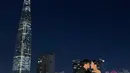 Kompak memakai outfit warna hitam, Choi Hanbit tampak dirangkul mesra oleh calon suami di bawah langit malam. [Foto: IG/choi_tea_il].