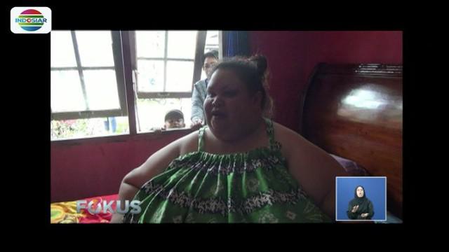Penurunan bobot tubuh Titi Wati, wanita obesitas asal Palangka Raya, tidak sesuai target lantaran Titi Wati sering 'mencuri' makan di luar program diet dari tim dokter.