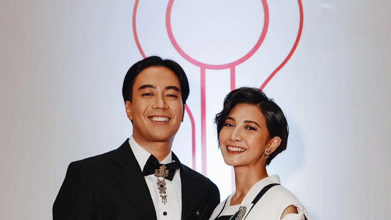 6 Potret Vidi Aldiano dan Sheila Dara Aisha di Red Carpet FFI 2022