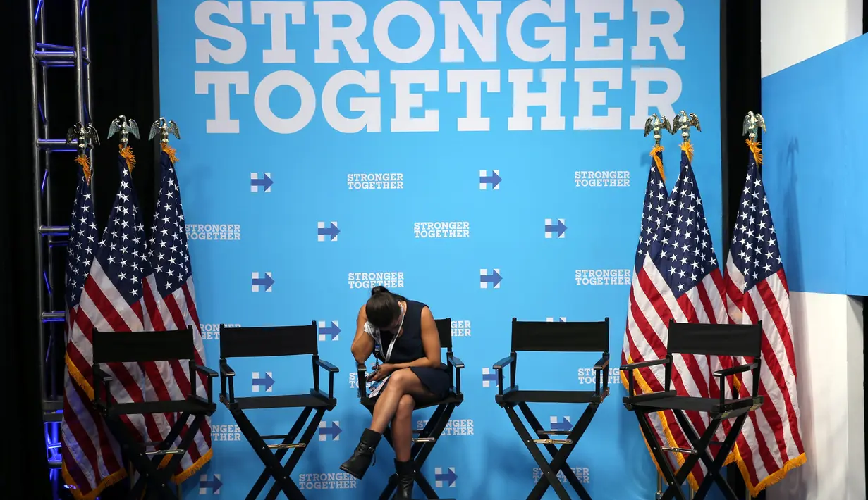Seorang awak media mendengarkan perhelatan debat ketiga dan terakhir antara dua capres AS, Hillary Clinton dari Partai Demokrat dan Donald Trump dari Partai Republik yang digelar di University of Nevada, Las Vegas, Rabu (19/10). (REUTERS/Lucy Nicholson)