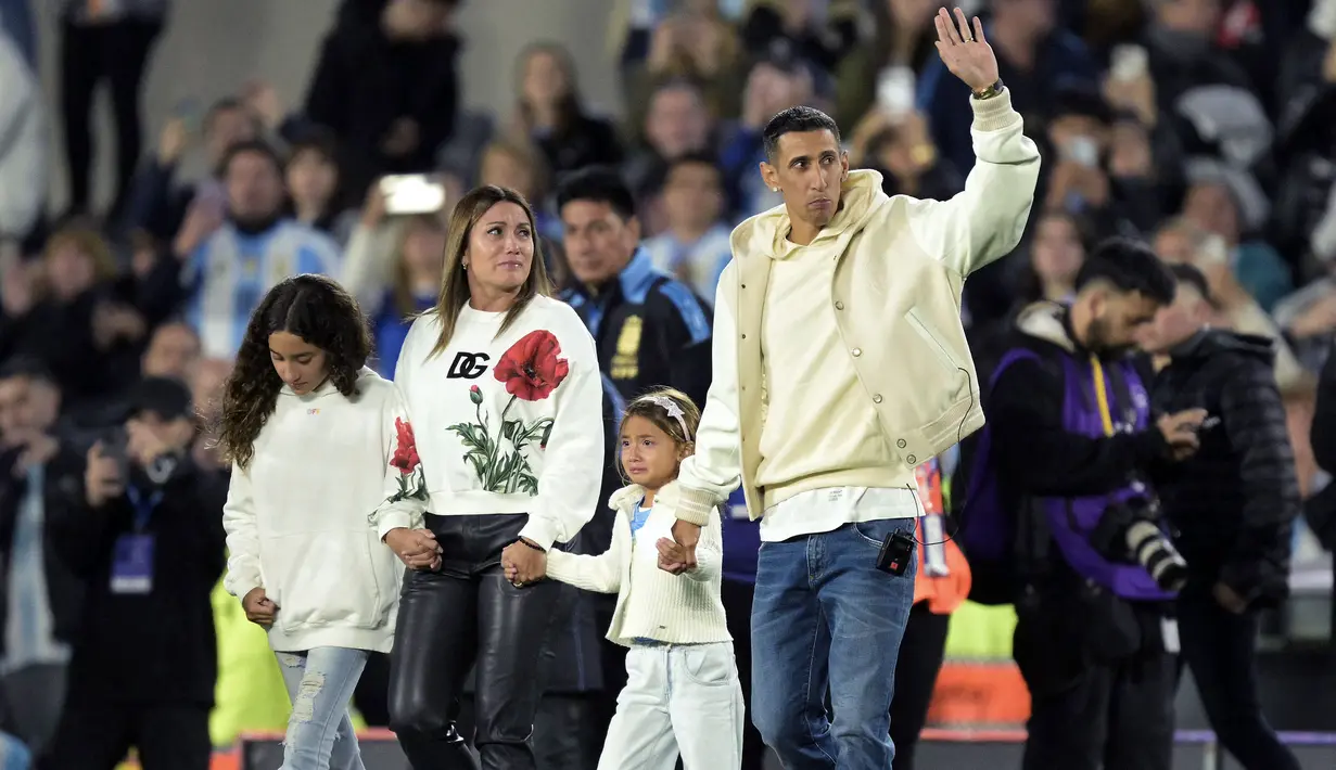 Pemain Argentina, Angel Di Maria bersama keluarganya menyapa para penonton saat acara perpisahannya dengan timnas Argentina sebelum pertandingan kualifikasi Piala Dunia 2026 melawan Chile di stadion Mas Monumental, Buenos Aires, Argentina, Jumat (06/09/2024) WIB. (AFP/Juan Mabromata)