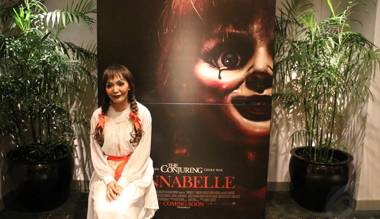 Para penonton berfoto di Booth bersama sosok Annabelle, Jakarta, (30/9/14). (Liputan6.com/Gilar Ramdhani)  