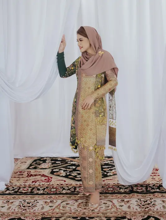 Melihat pesona Kahiyang Ayu dibalut kain Songket. Nuansa kuning, hijau dengan sentuhan emas pada outfitnya kali ini terlihat sempurna dikenakan Kahiyang. [Foto: Instagram/ayanggkahiyang]