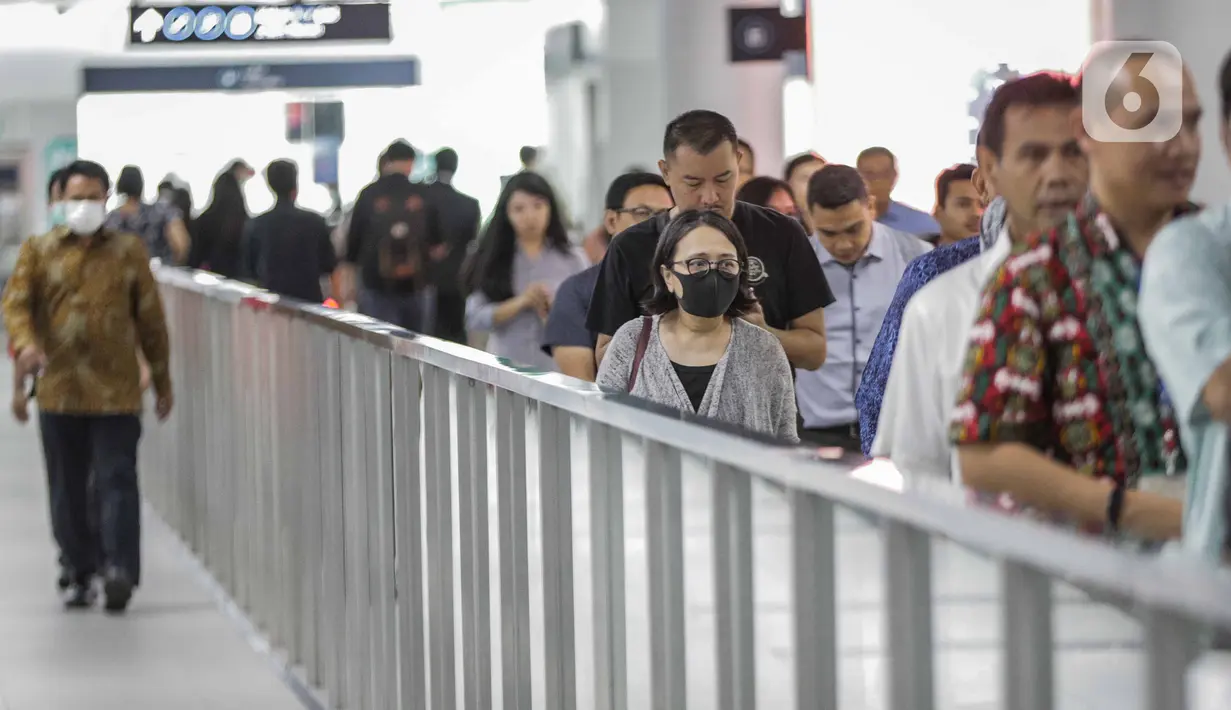 Penumpang menggunakan masker saat antre memasuki kereta Mass Rapid Transit (MRT) di Stasiun Bundaran HI Jakarta, Selasa (3/3/2020). PT MRT Jakarta akan menerapkan pemeriksaan suhu badan penumpang sebagai upaya pencegahan penyebaran virus corona Covid-19 di Jakarta. (Liputan6.com/Faizal Fanani)