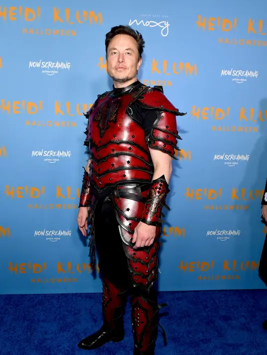 Elon Musk berpose saat menghadiri Pesta Halloween Tahunan ke-21 Heidi Klum di Sake No Hana di Moxy Lower East Side di New York City pada 31 Oktober 2022. Menurut situs web untuk toko kostum kelas atas, Abracadabra NYC, pakaian Musk adalah set Devil's Champion-Leather Armor yang dijual seharga $ 7.500. (Noam Galai/Getty Images for Heidi Klum/AFP)