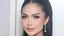 Menyesuaikan dressnya, Krisdayanti pun mengaplikasikan nuansa coklat pada riasan wajahnya. Ia tampil dengan blush on coral dan lipstik matte kecoklatan. Begitu pun eye shadow di matanya. [@krisdayantilemos]