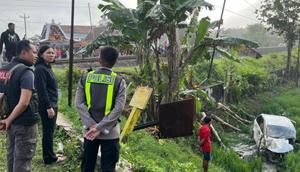 Penampakan mobil yang ringsek usai ditabrak kereta api di atas rel sebidang tanpa palang pintu di Desa Tuko, Kecamatan Pulokulon, Kabupaten Grobogan, Jateng. (Liputan6.com/ Dok Polres Grobogan)