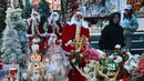 Beragam hiasan pernak-pernik Natal memenuhi sejumlah toko di New Delhi, India. (Arun SANKAR/AFP)