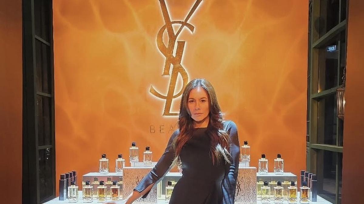 8 Adu Gaya Selebritis Kenakan Pakaian Serba Hitam Hadir di Acara Brand Beauty Paris, Wulan Guritno hingga Luna Maya