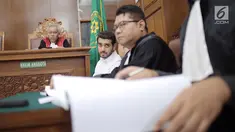 Aktor Fachri Albar (dua kiri) menjalani sidang lanjutan terkait narkoba di PN Jakarta Selatan, Kamis (24/5). Sidang beragendakan mendengarkan keterangan saksi yang dihadirkan Jaksa Penuntut Umum (JPU). (Liputan6.com/Faizal Fanani)