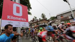 Para pebalap memulai start Etape 8 Tour de Singkarak 2015 dari Simpang Ampek, Pasaman Barat dan finis di Lawang Park, Kabupaten Agam, Sabtu (10/10/2015). (Bola.com/Arief Bagus)