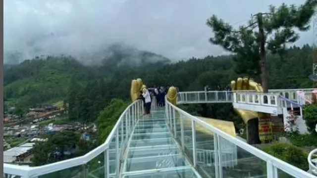 Jembatan Wisata Guci di Kabupaten Tegal, Jawa Tengah