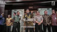 Menko Polhukam Wiranto (tengah) memberi keterangan usai rapat koordinasi terkait polemik pengadaan senjata di Kemenkopolhukam, Jakarta, Jumat (6/10). Dalam rapat tersebut, Dirjen Bea Cukai Heru Pambudi juga turut hadir. (Liputan6.com/Faizal Fanani)