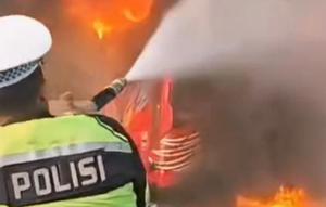 Sebuah bus rombongan ziarah asal Metro, Lampung, terbakar di ruas Tol Jakarta–Cikampek, Senin (5/1/2026). (Foto: Tangkapan layar dari video).