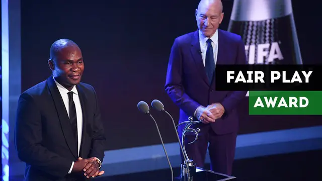 Berita video striker Togo, Francis Kone, mendapat penghargaan FIFA Fair Play Award setelah menyelamatkan nyawa kiper lawan di Liga Ceko.
