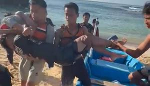 Korban saat dievakuasi tim SAR dan segera dilarikan ke rumah sakit untuk mendapatkan perawatan medis. (Liputan6.com/ Hendro Ary Wibowo)