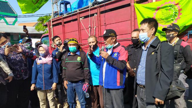 Demo Buruh Di Surabaya Tuntut Presiden Jokowi Cabut Uu Cipta Kerja Surabaya Liputan6 Com