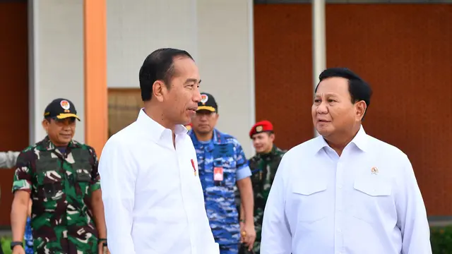 Presiden Joko Widodo atau Jokowi kunjungan kerja ke Provinsi Jawa Timur pada Jumat, (8/3/2024). Jokowi tampak didampingi Menteri Pertahanan sekaligus calon presiden nomor urut 02, Prabowo Subianto.