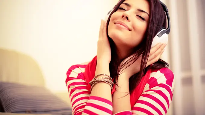 Ilustrasi mendengarkan radio. (sumber foto: lovemoney.com)