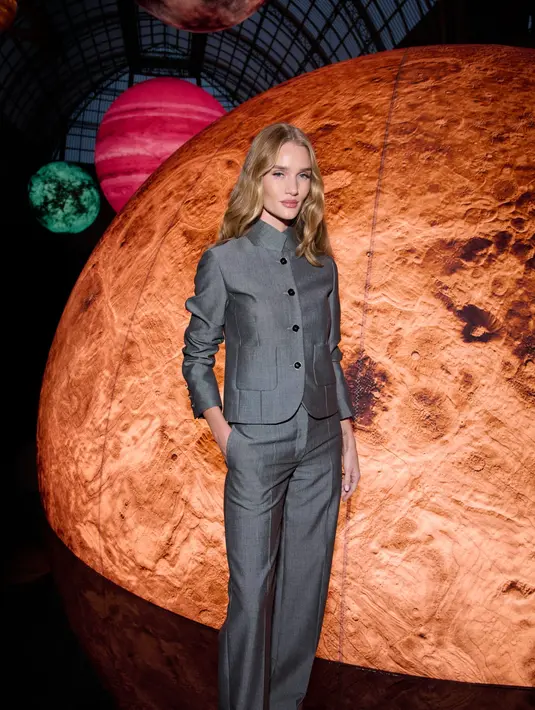Rosie Huntington-Whiteley tampil rapi dengan kemeja abu-abu berkerah shanghai dan straight pants [Chanel]
