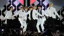 Penampilan BTS saat membuka konser Jingle Ball 2019 KIIS-FM di The Forum, Inglewood, California, Amerika Serikat, Jumat (6/12/2019). Jingle Ball 2019 dimeriahkan sejumlah penyanyi papan atas dunia. (AP Photo/Chris Pizzello)