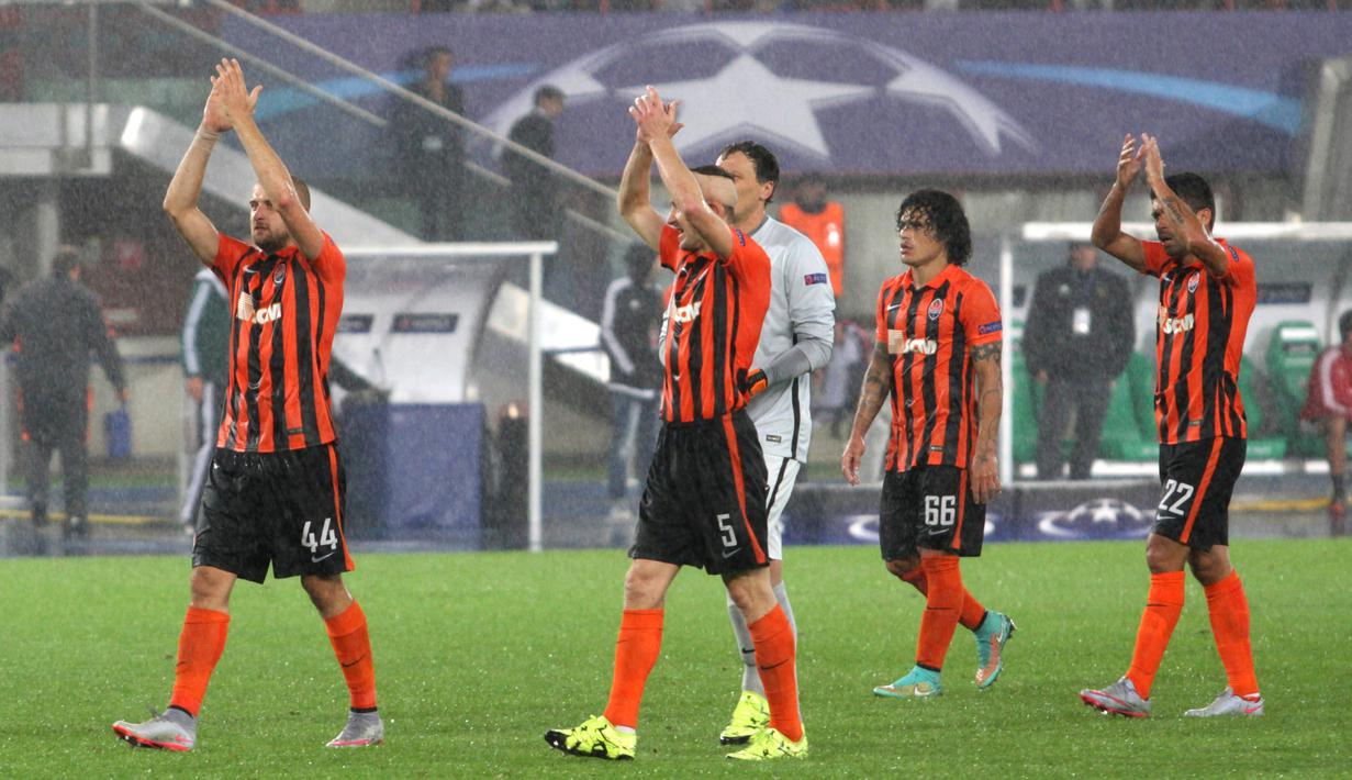 Pemain Shakhtar Donetsk memberikan aplaus kepada pendukungnya yang hadir usai menaklukkan Rapid Vienna 1-0 di Stadion Ernst Happel, Wina, Rabu (19/8/2015) malam waktu setempat. (Bola.com/Reza Khomaini)