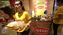 Lipton ikut memeriahkan acara nobar film di Blitz Grand Indonesia, Jakarta, Sabtu (7/11/2015). Cinemaholic Secret Agent bersama Lipton menyajikan kegiatan menarik, seperti doorprize dan photobooth. (Liputan6.com/Immanuel Antonius)