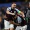 Gelandang Aston Villa, John McGinn, merayakan kemenangan bersama Morgan Rogers setelah pertandingan sepak bola leg kedua semifinal Liga Europa 2025/2026 antara Aston Villa dan Nottingham Forest di Villa Park, Birmingham, Inggris tengah, pada 7 Mei 2026. Aston Villa memenangkan pertandingan tersebut dengan skor 4-0. (Darren Staples / AFP)