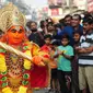 Seorang pemuja Hindu India berpakaian seperti dewa monyet Hanoman mengikuti prosesi festival Jayanti di Allahabad, India (18/10). (AFP Photo/Sanjay Kanojia)