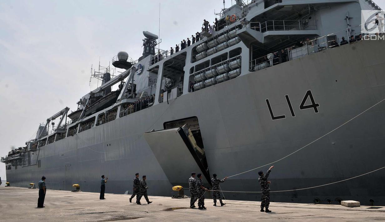 Kapal perang HMS Albion tiba di Pelabuhan Tanjung Priok, Jakarta, Minggu (22/4). Kedatangan kapal HMS Albion beserta awak AL Kerajaan Inggris tersebut dalam rangka penguatan kerjasama antara militer Inggris dan Indonesia. (Merdeka.com/Iqbal S. Nugroho)