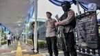 Personel kepolisian dari unsur Korps Brimob melakukan penjagaan di depan Gereja Katedral, Jakarta, Kamis (17/4/2025). (Liputan6.com/Angga Yuniar)
