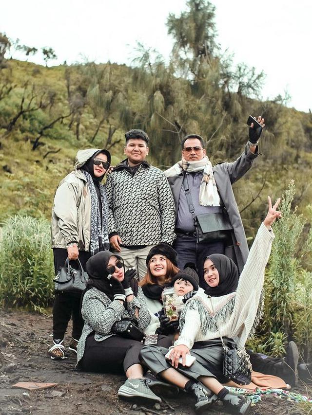 6 Potret Camelia Putri dan Keluarga Liburan Ke Bromo