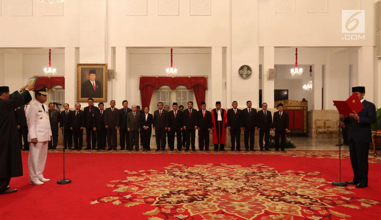 Presiden Jokowi melantik Isdianto sebagai Wakil Gubernur Kepulauan Riau (Kepri) di Istana Negara, Jakarta, Selasa (27/3). Jokowi membacakan naskah pengambilan sumpah yang diikuti Isdianto. (Liputan6.com/Angga Yuniar)