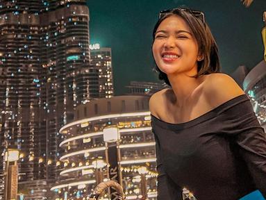 Gaya kasual Wika Salim dengan busana off shoulder ini pun tak lepas dari perhatian netizen. Dirinya tampil sederhana dengan busana hitam lengkap dengan kacamata saat berlibur di Dubai. (Liputan6.com/IG/@wikasalim)