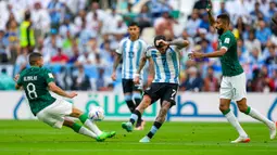 Pemain Arab Saudi Abdulelha Al-Malki (kiri) memblokir tendangan pemain Argentina Rodrigo De Paul pada pertandingan sepak bola Grup C Piala Dunia 2022 di Stadion Lusail, Lusail, Qatar, Selasa (22/11/2022). Arab Saudi mengalahkan Argentina dengan skor 2-1. (AP Photo/Jorge Saenz)