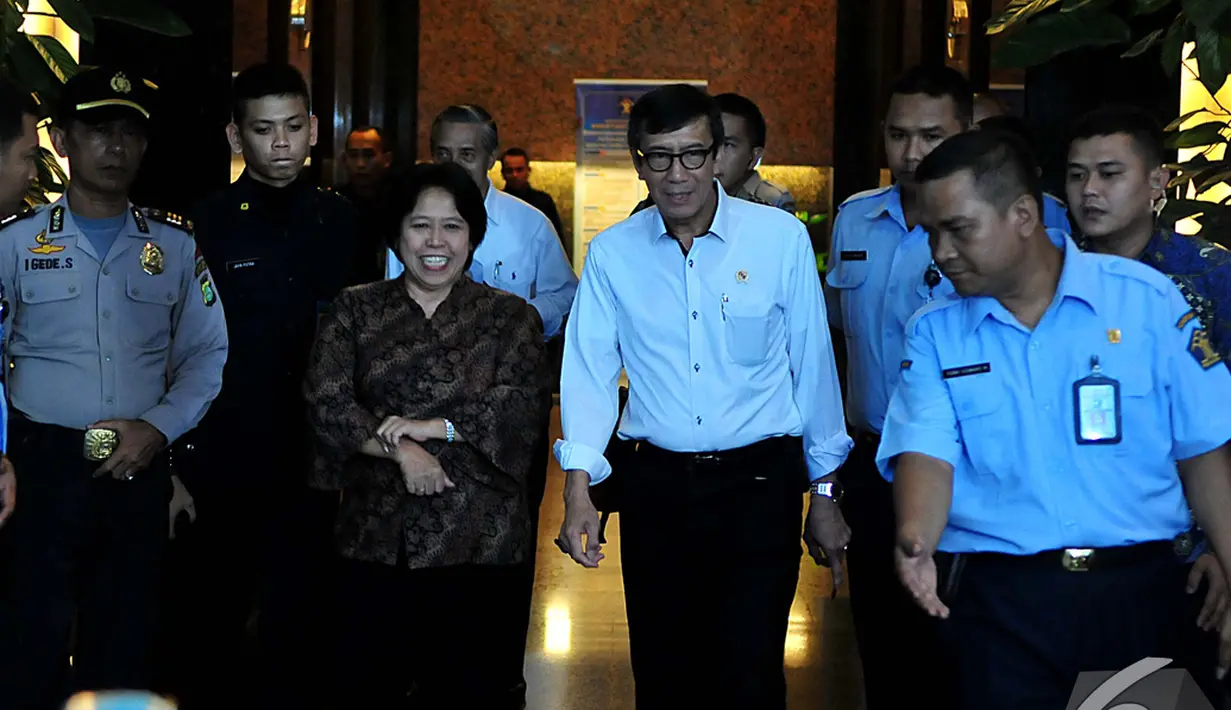 Menteri Hukum dan HAM Yosana Laoly saat bersiap memberikan keterangan pers setelah menerima laporan dari dua ketua umum Partai Golkar, Jakarta, Senin (8/12/2014). (Liputan6.com/Johan Tallo)