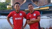 Imam Bagus (kanan) absen melawan Sriwijaya FC karena akumulasi kartu kuning. (Bola.com/Gatot Susetyo)